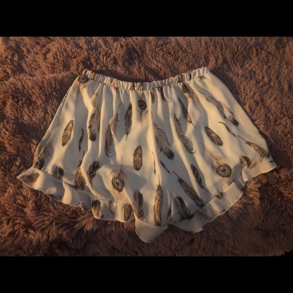 Boutique feather design flounce shorts